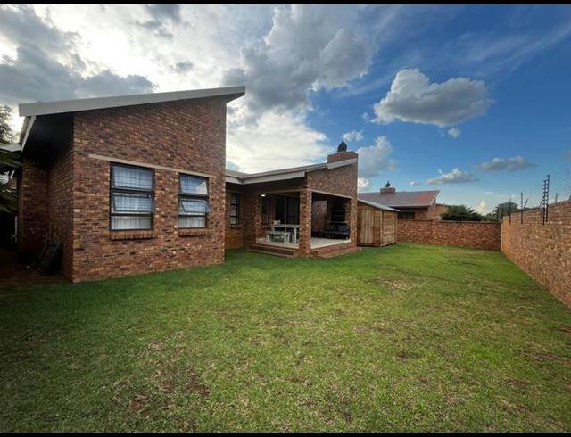 3 BEDROOM CLUSTER FOR SALE IN POMONA